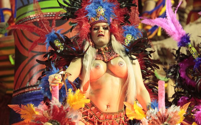 Musas do carnaval ousam na fantasia e mostram demais na avenida