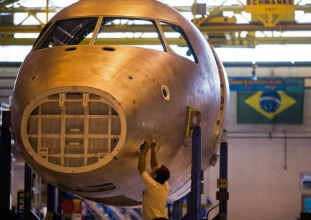 Técnico trabalha em linha de produção da família de E-Jets da Embraer em São José dos Campos (SP)). 16/10/2014. REUTERS/Roosevelt Cassio