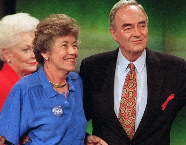 Harris Wofford com sua ex-mulher, Clare, que morreu em 1996 (Foto: Carol Francavilla/AP)
