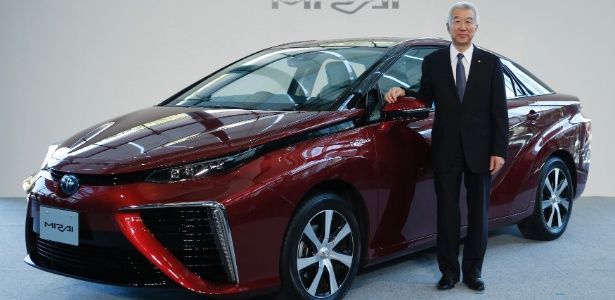 vice-presidente-executivo-da-toyota-motor-mitsuhisa-kato-posa-em-frente-ao-novo-carro-da-empresa-mirai-em-toquio-1416317972964_615x300