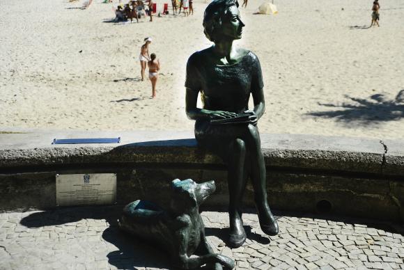 Rio de Janeiro - Estátua da escritora Clarice Lispector e seu cão Ulisses, no Leme (Fernando Frazão/Agência Brasil) Fernando Frazão/Agência Brasil