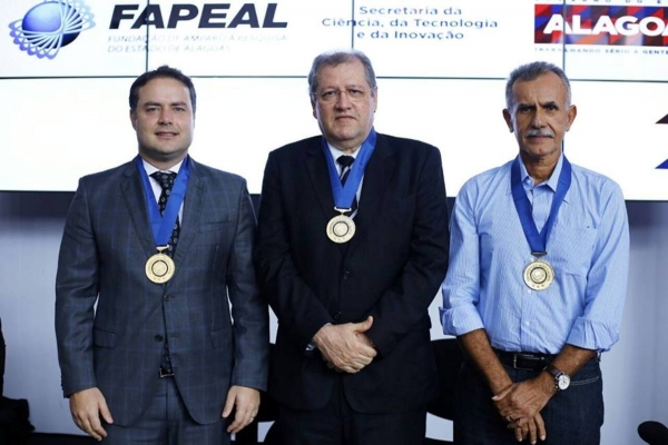 Governador Renan Filho, o procurador-geral do Estado, Francisco Malaquias, e o pesquisador da Embrapa, Antonio Dias Santiago, receberam Comenda de Mérito dos 25 anos. Ascom/PGE