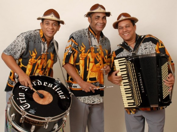 Atualmente, o Trio é formado pelos herdeiros musicais Luiz Mário - triângulo e voz (filho de Lindú), Coroneto - zabumba (neto de Coroné) e Beto Sousa - sanfoneiro (afilhado de Lindú) Divulgação