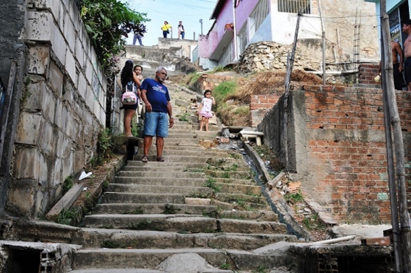 Primeira grota beneficiada será a grota do Pau D’Arco, onde atualmente moram mais de 16 mil pessoas. Fotos: Neno Canuto