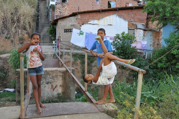 Ordem de serviço que autoriza o início das obras de escadarias drenantes, pontilhões e passeios nas grotas de Maceió. Fotos: Neno Canuto