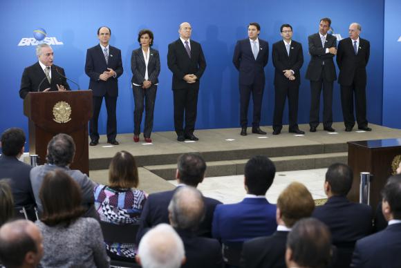 O presidente interino Michel Temer dá posse aos presidentes da Petrobras, Pedro Parente, do BNDES, Maria Silvia Bastos Marques, da Caixa Econômica Federal, Gilberto Occhi, do Banco do Brasil, Paulo Caffarelli, e do Ipea, Ernesto Lozardo. Marcelo Camargo/Agência Brasil