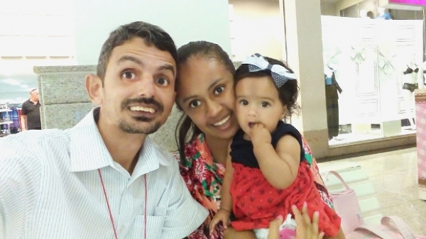 Emerson França, ao lado da esposa e a filhinha, dos caminhos tortuosos do vício a fundador de comunidade acolhedora; são também as histórias de superação de José Cícero, Josiel e muitos jovens que hoje têm o trabalho referência da Rede Acolhe com dependentes químicos.