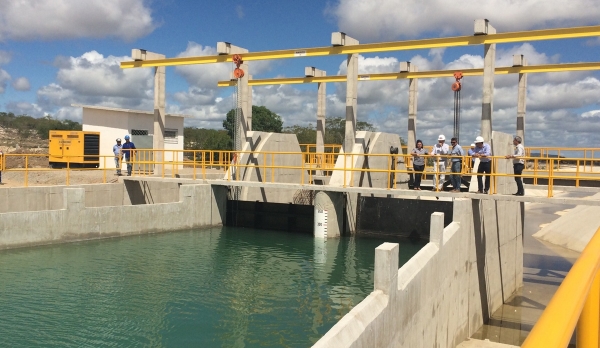 Com a inauguração dessa comporta, a água irá de Senador Rui Palmeira a São José da Tapera, o que amplia para 160 mil o número de habitantes beneficiados.