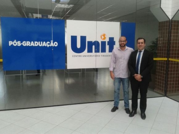 À esquerda: Dr. Marek Henryque Ferreira Ekert (Perito Criminal e Coordenador da Pós-Graduação em Perícia Criminal e Ciências Forenses); à direita: Dr. Pedro Jorge Mendonça de Barros (Coordenador Geral de Pós-Graduação da Unit) - Ascom Perícia Oficial.