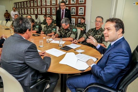 Governador comemora assinatura do contrato definitivo para o início das obras do Eixo Quartel que melhorará escoamento do trânsito na Avenida Fernandes Lima.