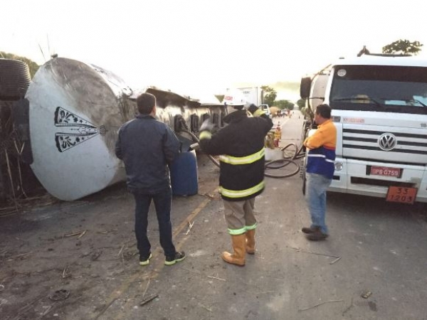 Equipe de fiscalização do IMA acompanha a remoção do óleo diesel que vazou do veículo. Ascom