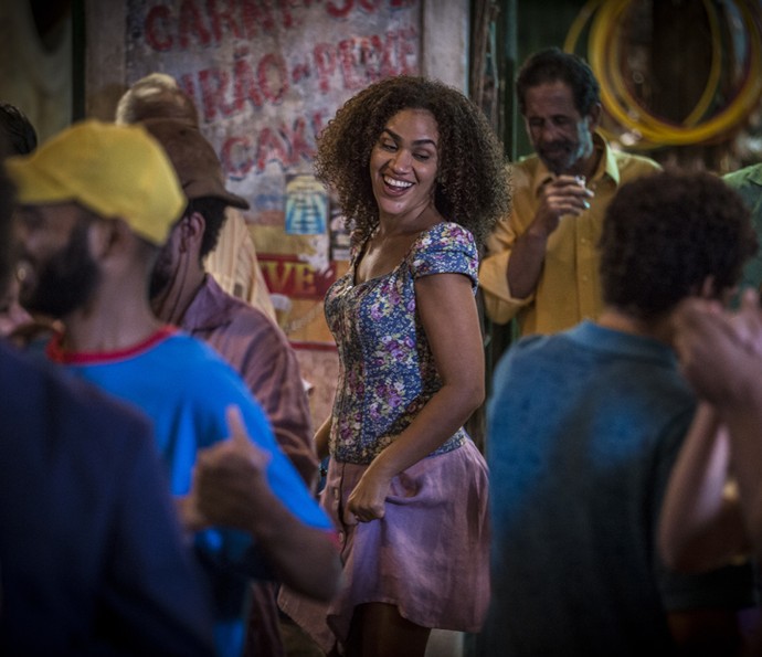 Dalva solta a voz e canta na roda de samba do bar de Chico Criatura.