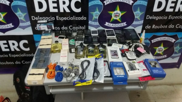 Produtos encontrados sem notas fiscais são confiscados e levados para a delegacia e os responsáveis são autuados.