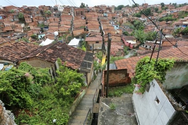 São mercadinhos, barbearias, oficinas, avícolas, açougues e inúmeras lojas dos mais diversificados segmentos instalados nas grotas de Maceió.