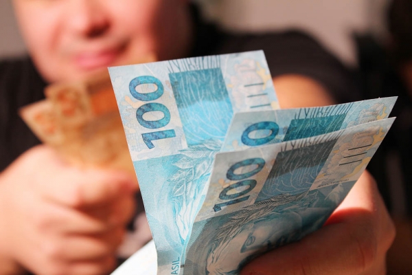 Cobranças indevidas foram solucionadas e na folha maio/junho será solucionado.