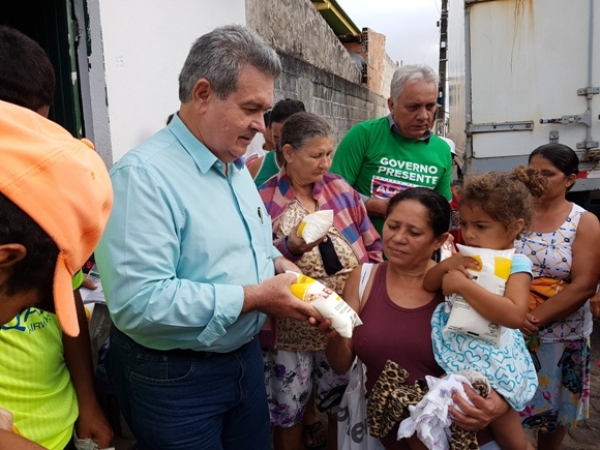 Dona Egnonia de Lima é uma das beneficiadas com o leite que é entregue pela secretaria. André Risco