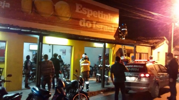 Ao todo foram abordadas 258 pessoas e 33 veículos, com um bar notificado e uma mulher presa com entorpecente. Ascom/SSP