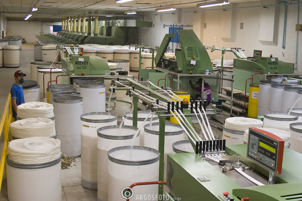 Fabrica da Pedra, industria textil, fundada por Delmiro Gouveia em 1914 hoje pertencente ao Grupo Carlos Lyra. A economia da cidade gira em torno da fabrica / "Fabrica da Pedra" was the first industrial zone of the Brazilian Northeast and to build the first textile plant in the arid 'serto' region of Alagoas. On June 5th, 1914, Cia. Agro Fabril Mercantil launched its operations in the village of Vila da Pedra, currently known as Delmiro Gouveia. In 1992, the Carlos Lyra Group, assumed the control of the plant. Foto Marcos Issa