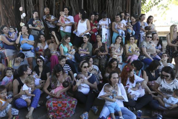 Brasília - Na 15ª Semana Mundial de Amamentação, grupo de mães se reúne em Brasília para amamentar seus bebês simultaneamente em público e, com isso, chamar a atenção para a importância de amamentar.