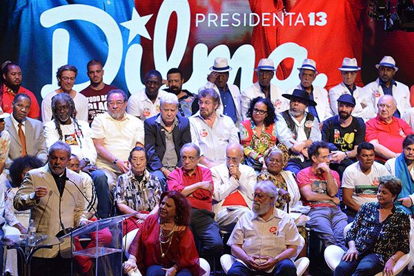 RIO DE JANEIRO,RJ,15.09.2014:DILMA E LULA-ARTISTAS-ENCONTRO - A presidente e candidata à reeleição pelo PT, Dilma Rousseff, participa de encontro com artistas no teatro Oi Casagrande, no Leblon, na zona sul do Rio de Janeiro, RJ, na noite desta segunda-feira (15). O evento contou com a presença do ex-presidente Luiz Inácio Lula da Silva. . (Foto: Marcello Dias/Futura Press/Folhapress)