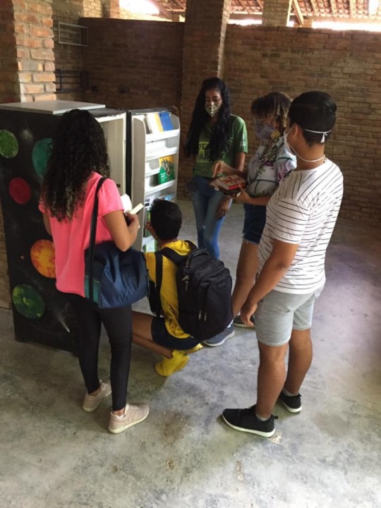 Visitantes podem adotar um livro para ler no local ou levá-lo para casa. Foto: Ascom Sudes