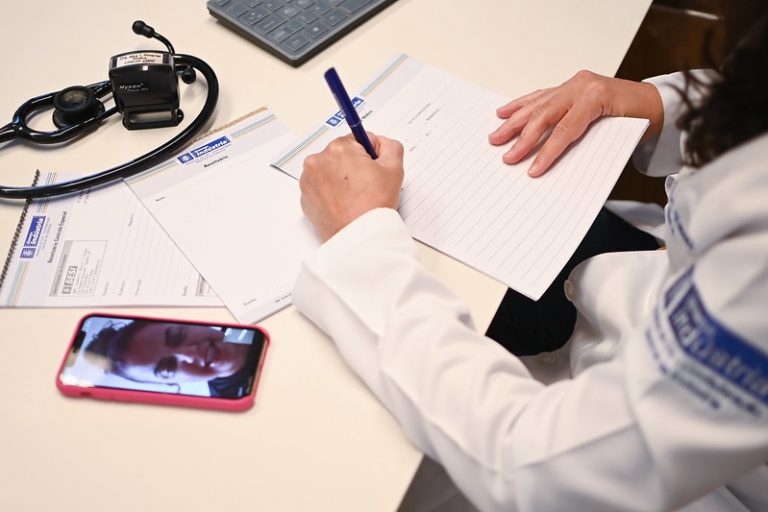 Saúde - médicos - telemedicina - teleconsulta - A médica do ambulatório da CNI, Alice Pimentel, realizando teleconsulta