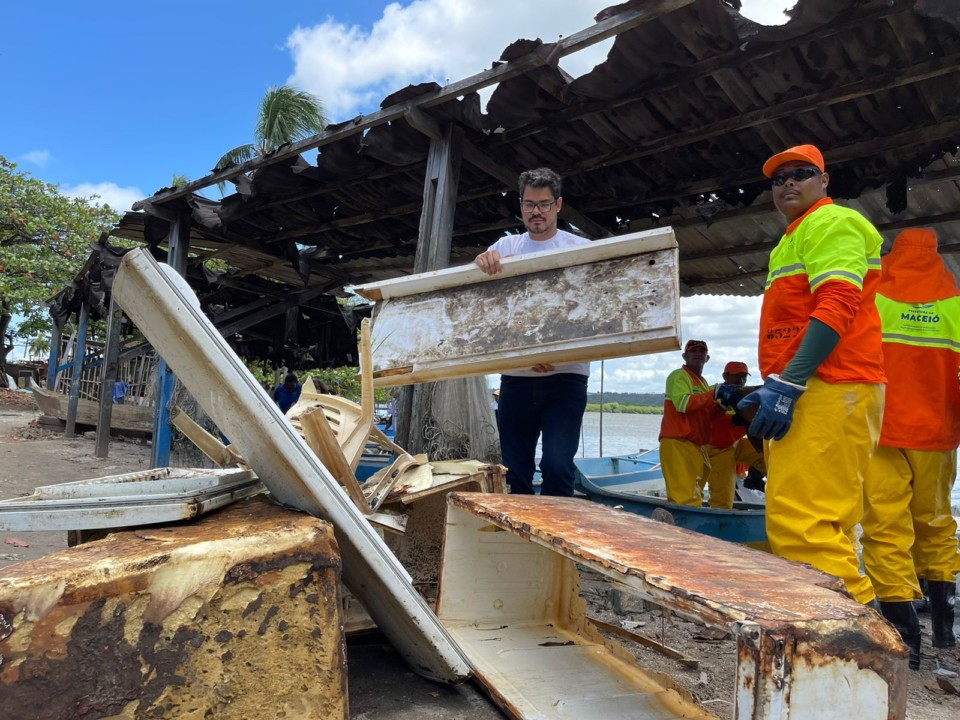 Prefeitura retira mais de 150 toneladas de resíduos da orla lagunar. Foto: Ascom Sudes