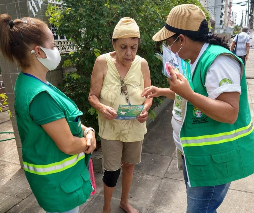 Educadores orientam os moradores sobre o descarte irregular e os Ecopontos. Foto: Ascom Sudes