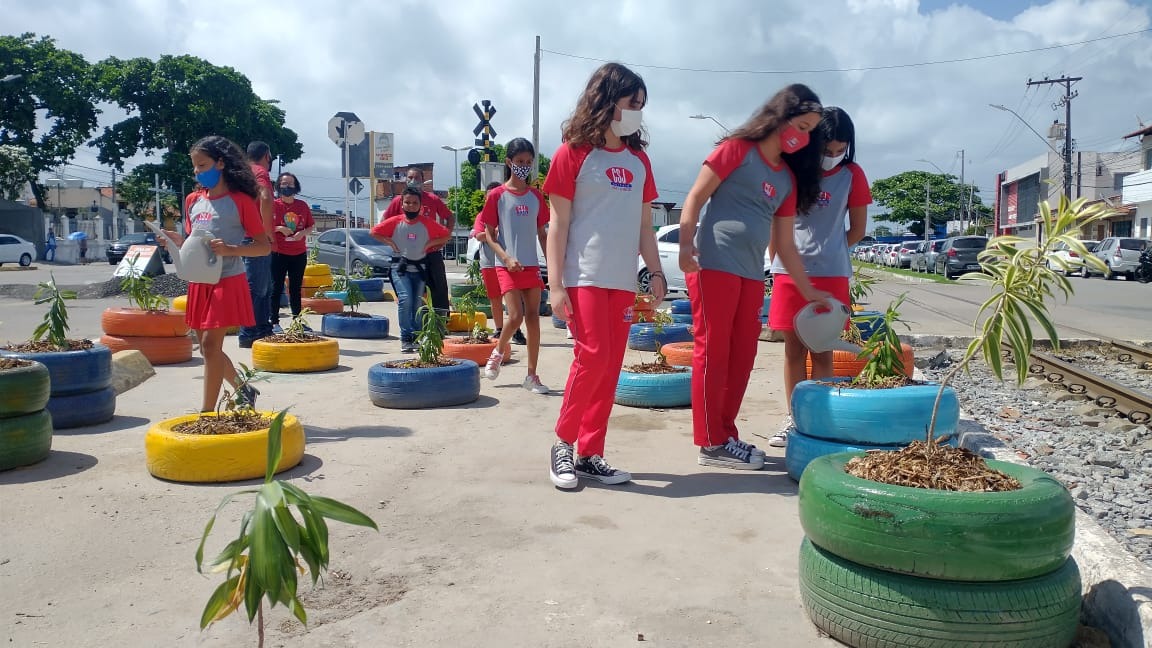 Alunos de escola próxima de antigo ponto de lixo ajudam na manutenção da área. Foto: Ascom Sudes