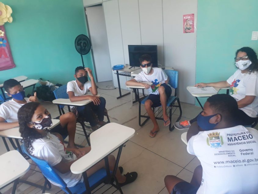 Adolescentes participaram de roda de conversa sobre prevenção à gravidez na adolescência. Foto: Cras Área Lagunar.