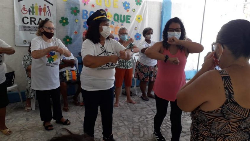 Idosas participaram de aula de alongamento. Foto: Cras Área Lagunar