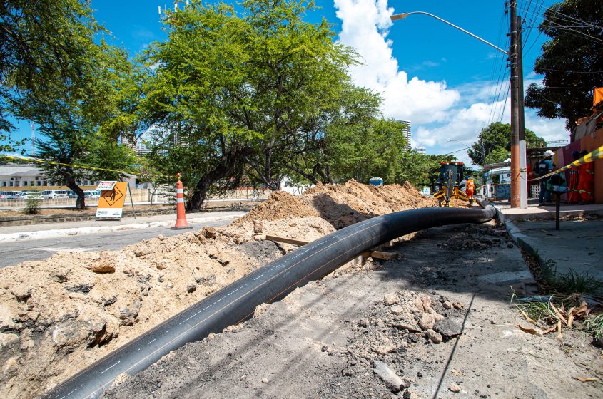 Via segue totalmente interditada para que os serviços sejam executados. Foto Célio Júnior/Secom Maceió.