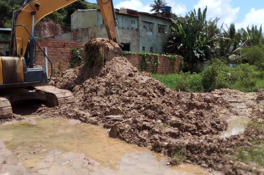 Superintendência trabalha no desassoreamento do Riacho do Silva, no bairro de Bebedouro. Foto: Ascom Sudes