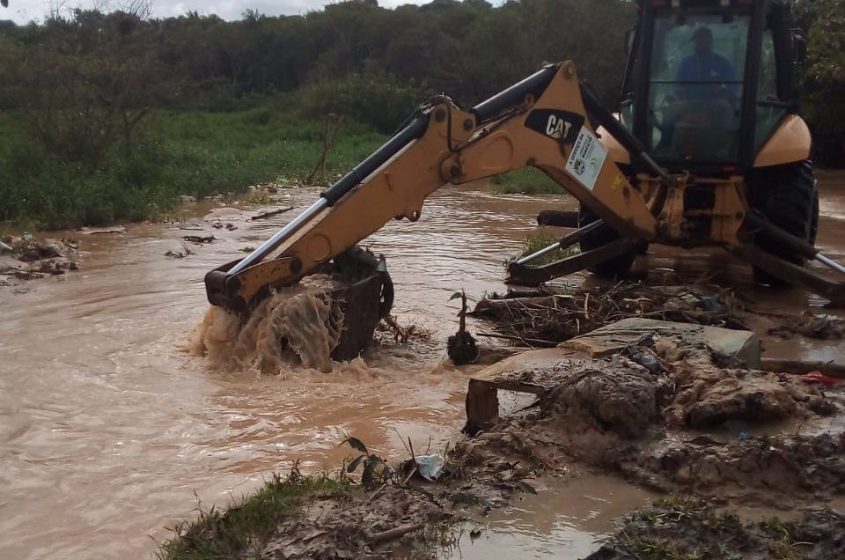 Com o uso de uma máquina retroescavadeira, agentes fazem a retirada do barro alojado no canal. Foto: Ascom Sudes