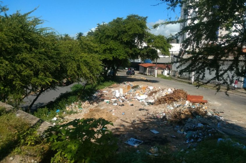 Antes havia apenas lixo e falta de estrutura adequada para os pedestres. Foto: Ascom Sudes