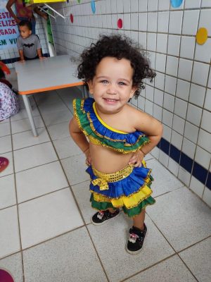 Aluna curtindo o carnaval ao som de frevo. Foto: Ascom Semed