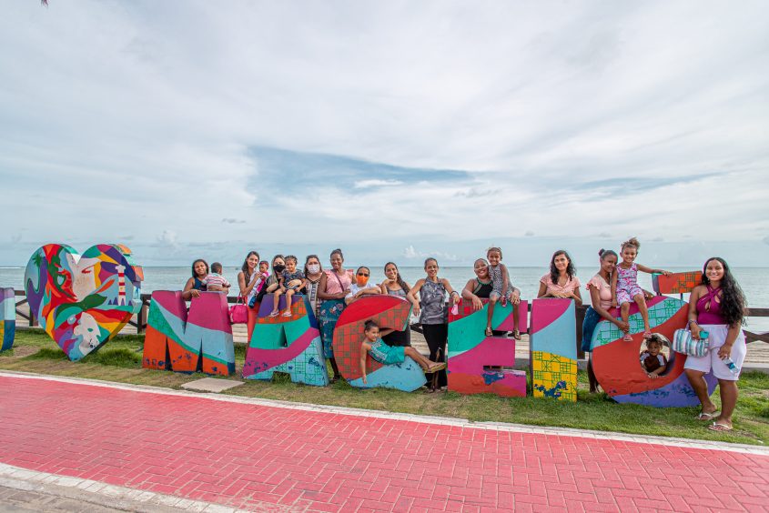 Mulheres tiveram um dia lazer na orla da Ponta Verde. Foto: Célio Júnior