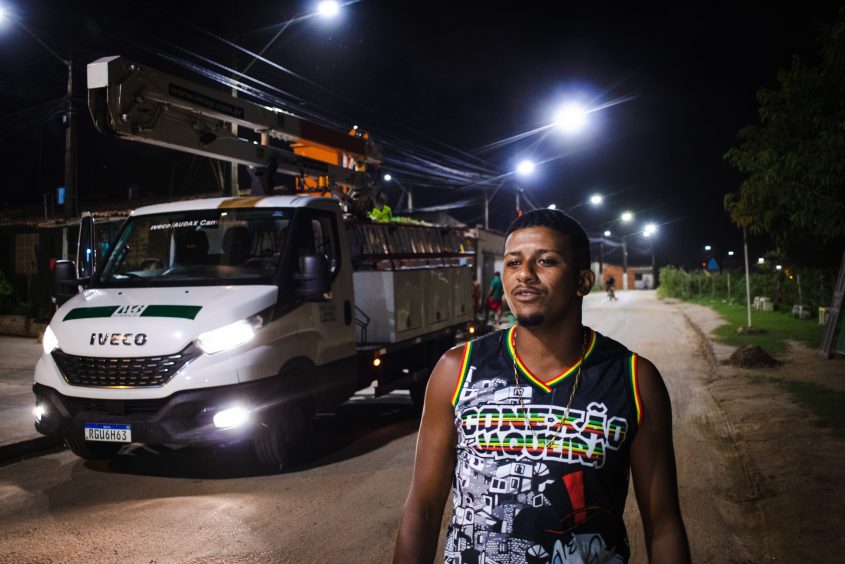 Erick conta que mora no conjunto há 10 anos e que a iluminação em LED elevou a qualidade do espaço onde vive com a família. Foto: Matheus Alves/ Ascom Sima