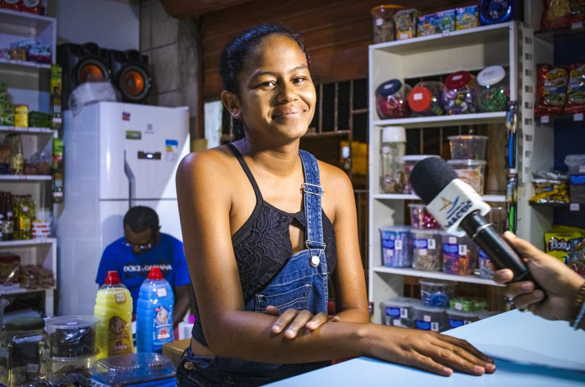 Comerciante, Mayara Cristina, aprovou realização do mutirão da Sima. Foto: Matheus Alves/Ascom Sima