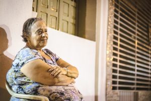 Maria Lúcia mantém o hábito de conversar com os vizinhos à noite na calçada de casa. Foto: Matheus Alves/Ascom Sima