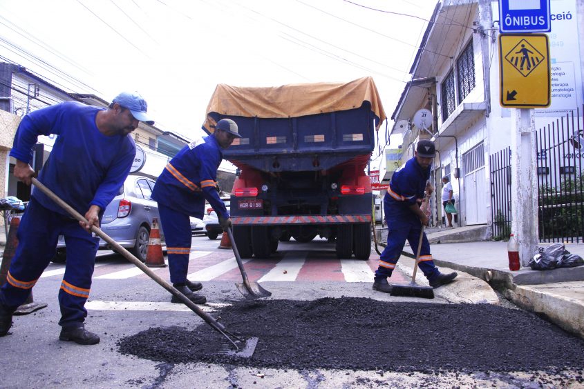 Equipe de Manutenção de Vias em ação no bairro Bebedouro. Foto: Wilma Andrade/Ascom Seminfra