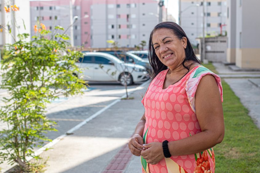 Solange Ramos tem reconstruído a sua vida e conta com assistência da Prefeitura de Maceió, Casa da Mulher e em breve estará recebendo as chaves do seu novo lar. Foto: Célio Júnior / Secom Maceió