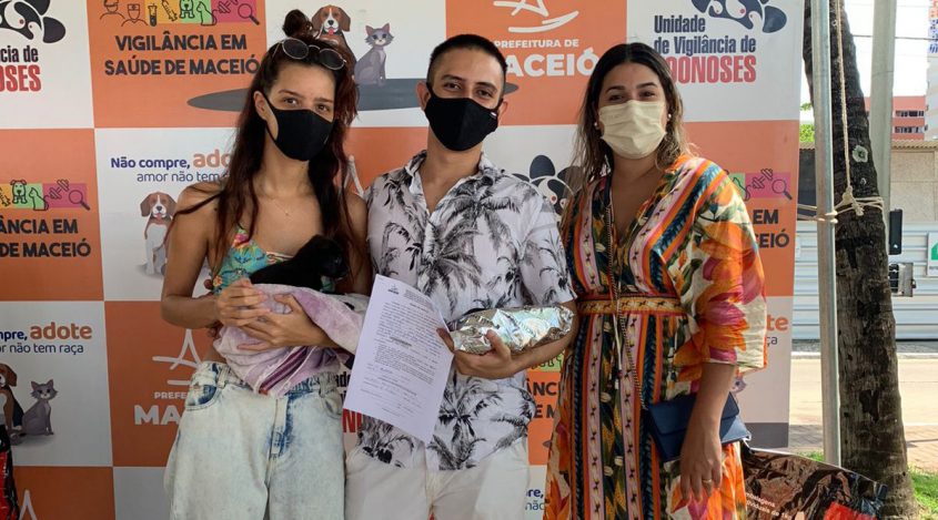 A coordenadora do GGI-CA, Marcella Soares, esteve presente na ação dando suporte à equipe e ouvindo as demandas da população. Fotos: Ascom GGI Causa Animal
