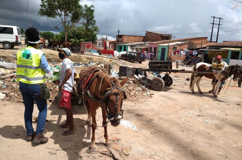 Carroceiros flagrados foram orientados em como descartar de forma correta. Foto: Ascom Sudes