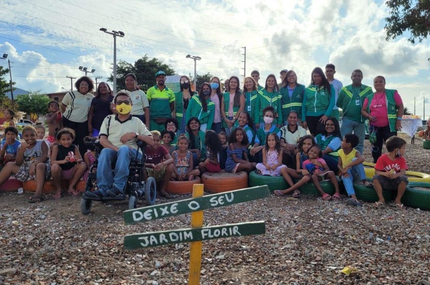 Servidores, jovens aprendizes e população se uniram para recuperar o ponto de lixo. Foto: Ascom Sudes
