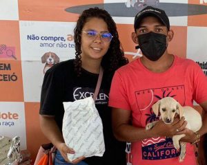 Fernando Souza acolheu um cão filhote. Foto: Assessoria GGI-Causa Animal