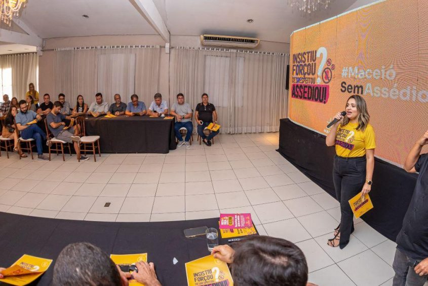 Coordenadora do Gabinete da Mulher, Ana Paula Mendes, destacou parceria com estabelecimentos. Foto: Itawi Albuquerque/Secom Maceió