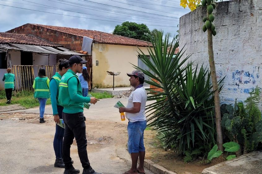 Moradores dos bairros receberam orientações sobre coleta seletiva. Foto: Ascom Sudes