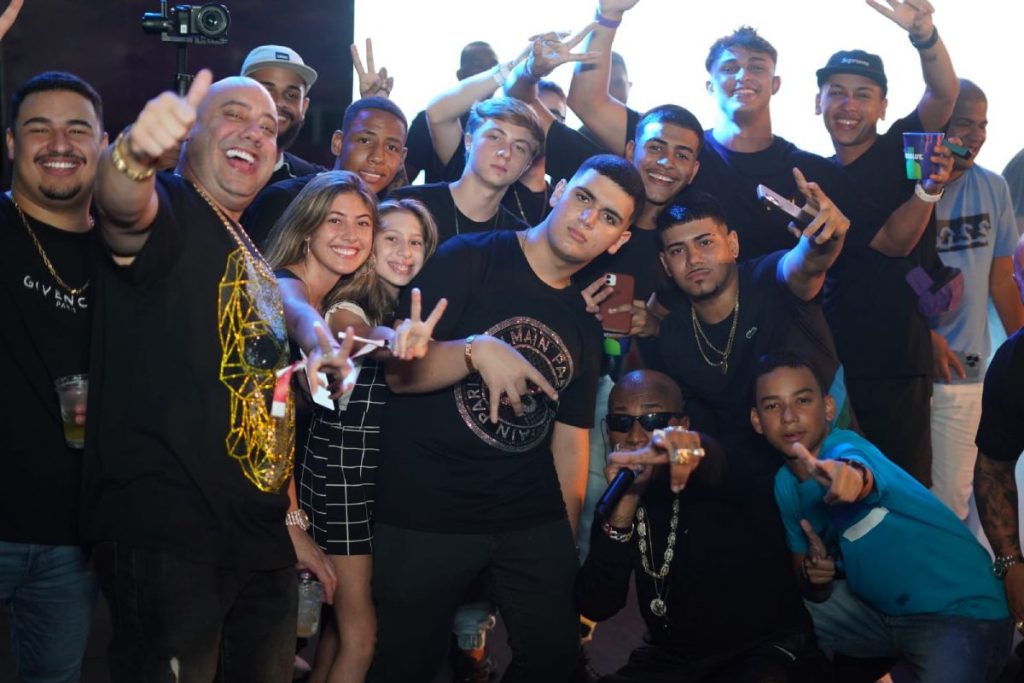 Benício curtindo bloco da mainstreet com amigos