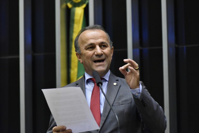 Deputado Helder Salomão discursa no Plenário da Câmara. Ele usa um terno cinza e segura um papel